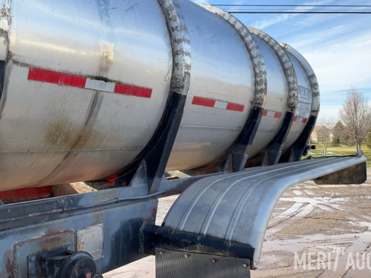 polar-mfg-co.-5,500-gallon-stainless-steel-tanker-image-40