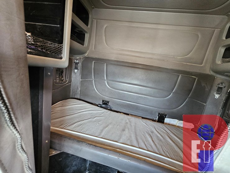 2012-peterbilt-384-image-7