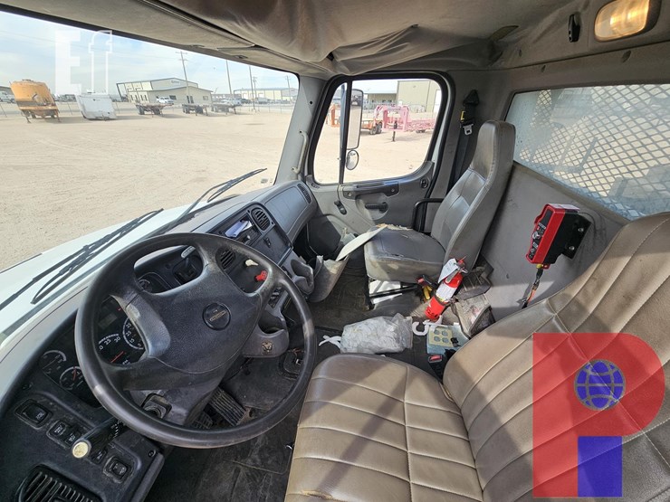 2011-freightliner-m2-106-image-6