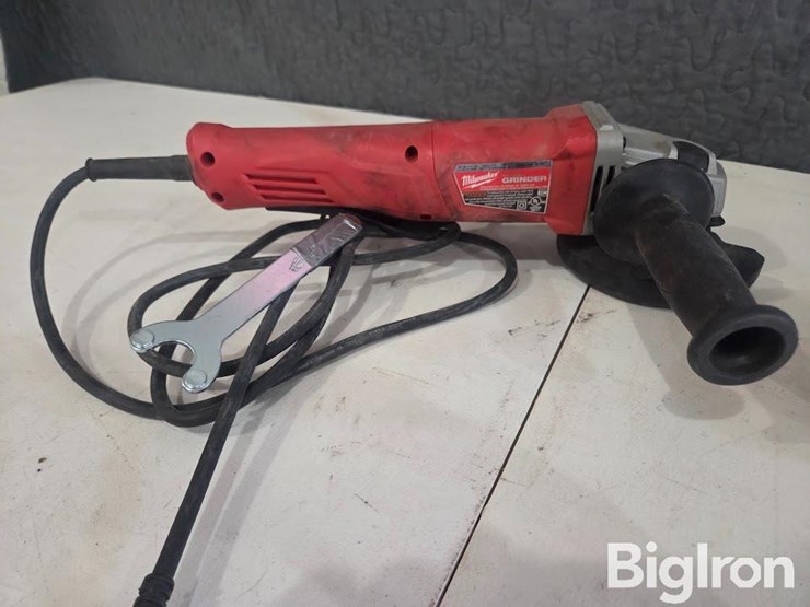milwaukee-4-1/2"-grinder-image-4