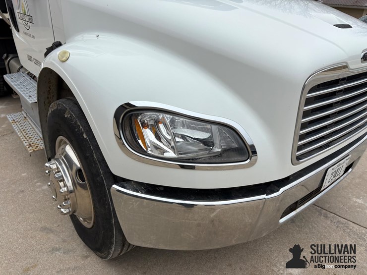 2015-freightliner-m2-106-image-15