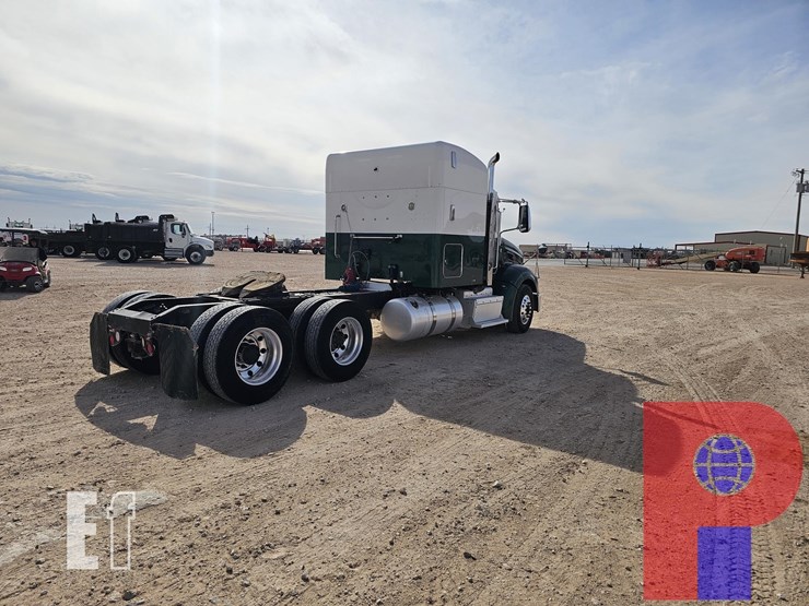 2012-peterbilt-384-image-3