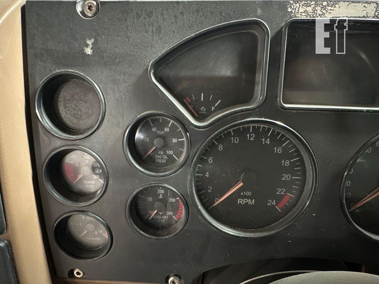 2012-mack-granite-gu713-image-19