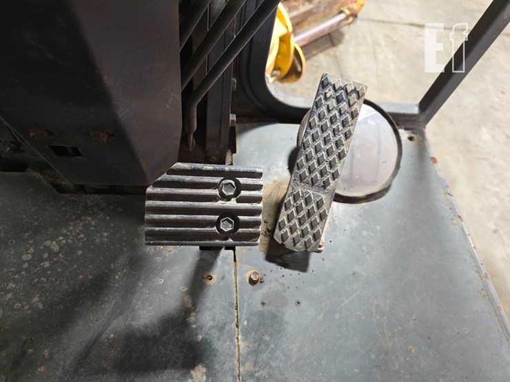 2004-volvo-g60-image-16