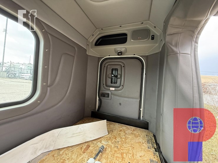 36-peterbilt-sleeper-w/-air-ride-components-image-5