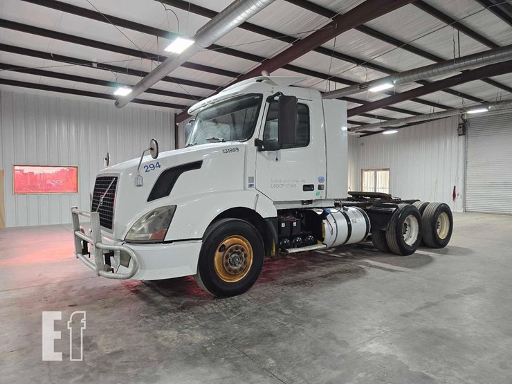 2013-volvo-vnl64t300-image-1