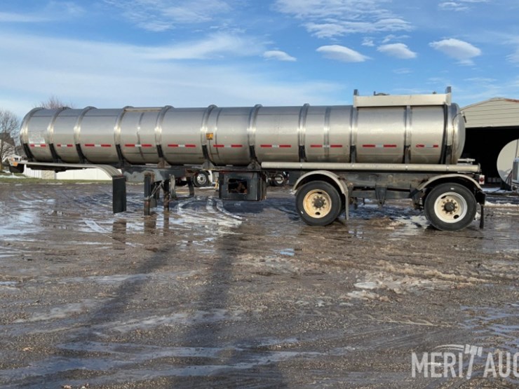 polar-mfg-co.-5,500-gallon-stainless-steel-tanker-image-3