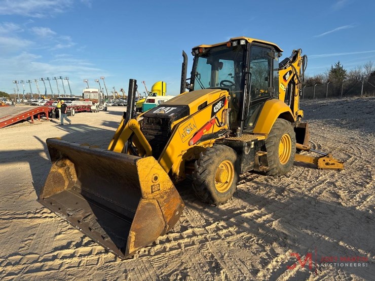 2019-caterpillar-420f2-image-4