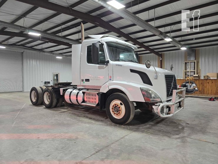 2013-volvo-vnl64t300-image-2