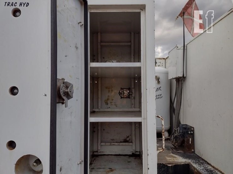 2008-peterbilt-365-image-31