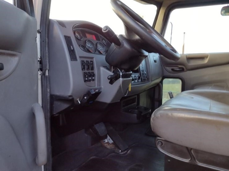 peterbilt-330-image-12