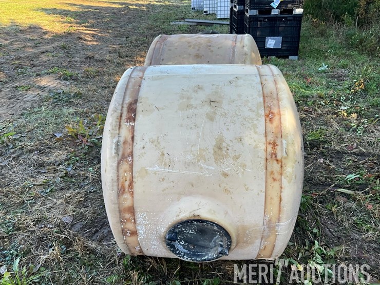 (2)-200-gallon-john-deere-poly-tanks-image-4