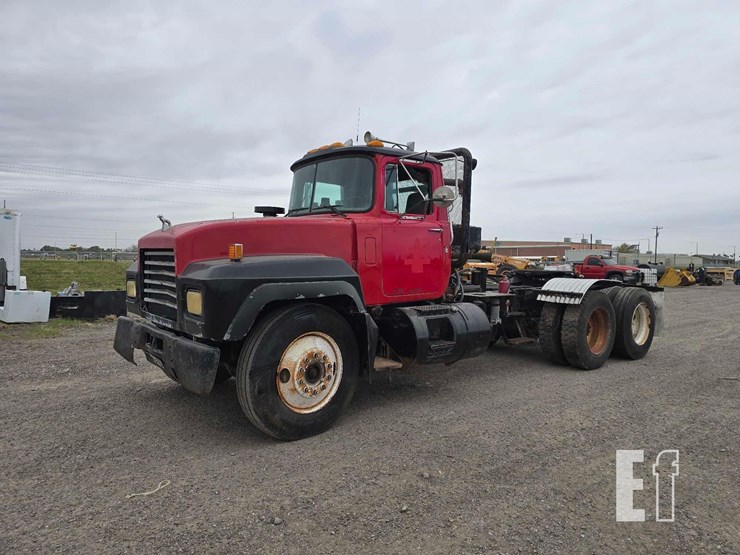 2003-mack-rd688s-image-1