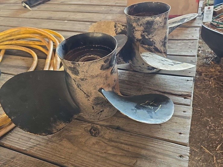 2-propellers-off-of-mercruiser-boat-image-3