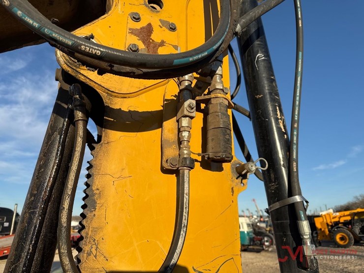 2019-caterpillar-420f2-image-11