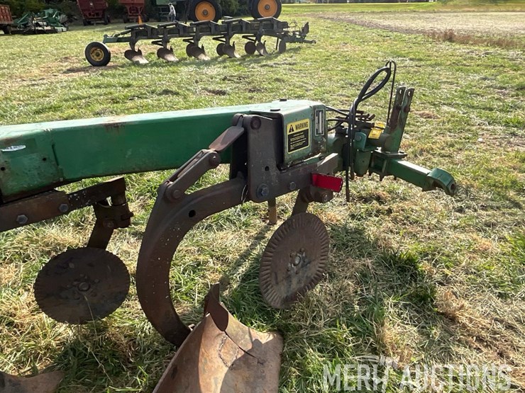 john-deere-2810-image-32