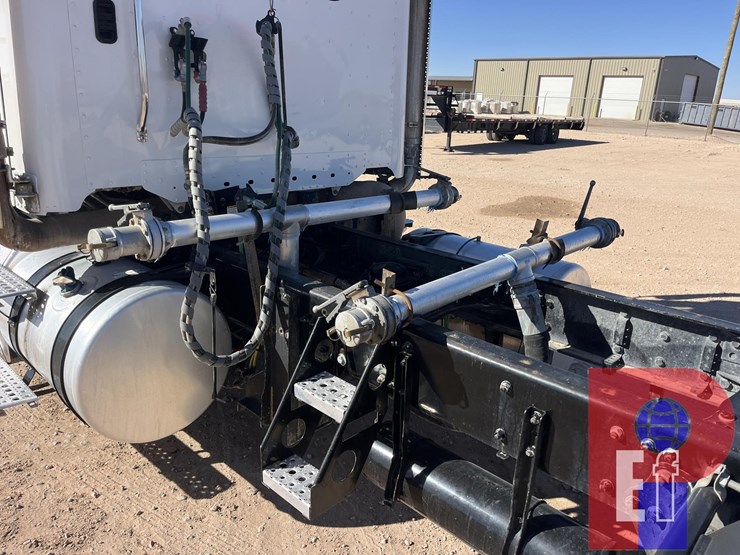 2022-freightliner-coronado-122-sd-image-11