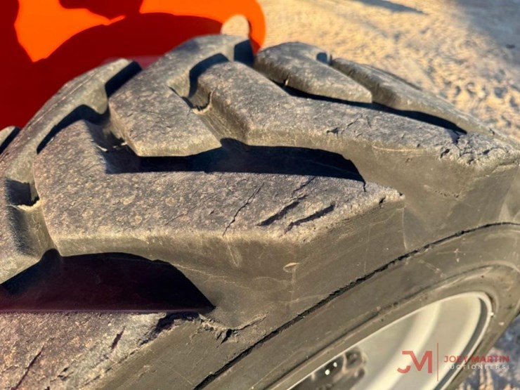 2014-jlg-800aj-image-6