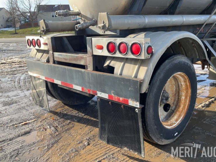 polar-mfg-co.-5,500-gallon-stainless-steel-tanker-image-30