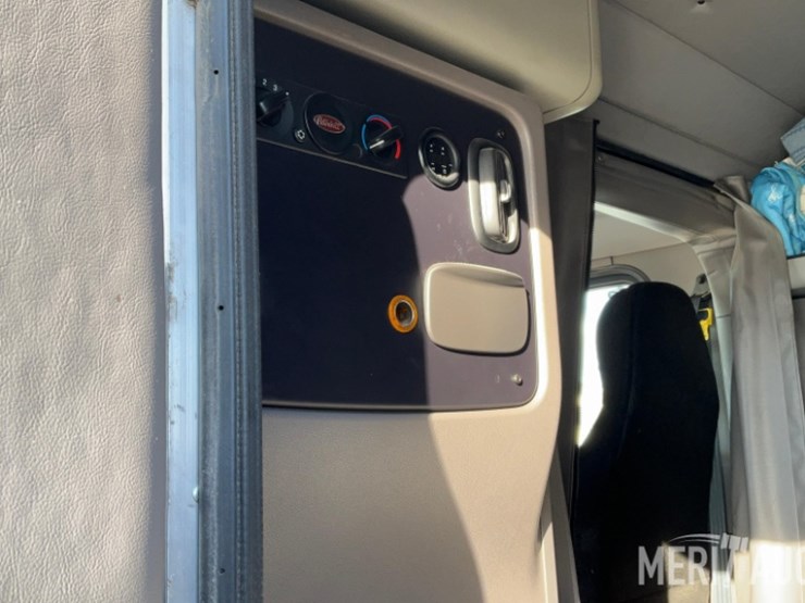 2012-peterbilt-384-image-51