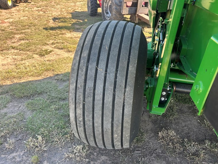 2024-john-deere-561m-image-5