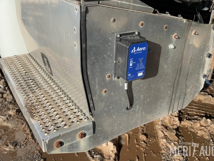 2012-peterbilt-384-image-16