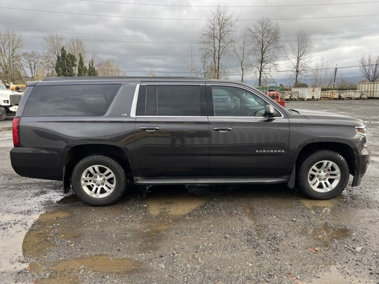 2016-chevrolet-suburban-image-3