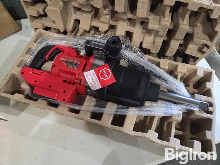 milwaukee-1"-battery-operated-impact-wrench-image-11