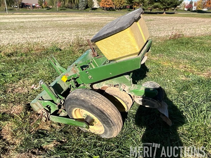 single-row-john-deere-planter-image-2