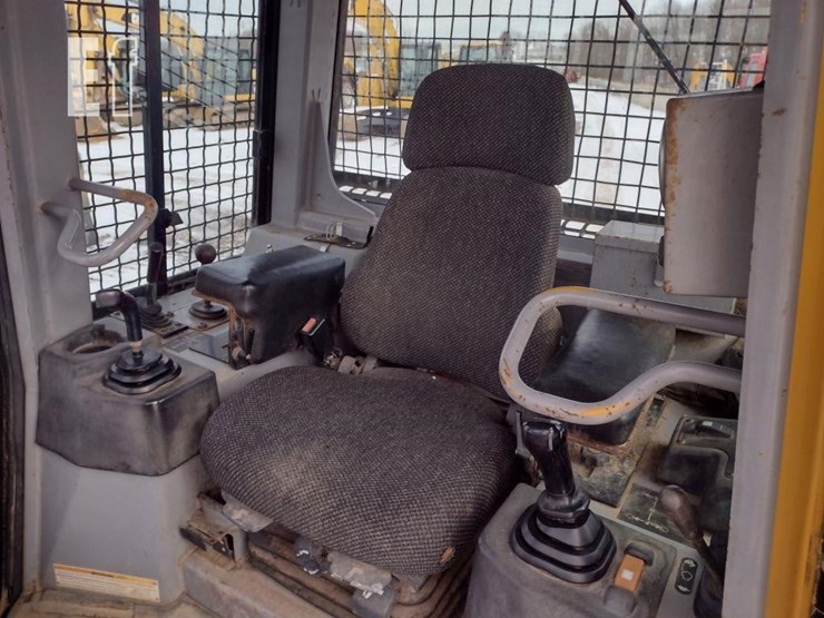 2005-caterpillar-d4g-xl-image-17