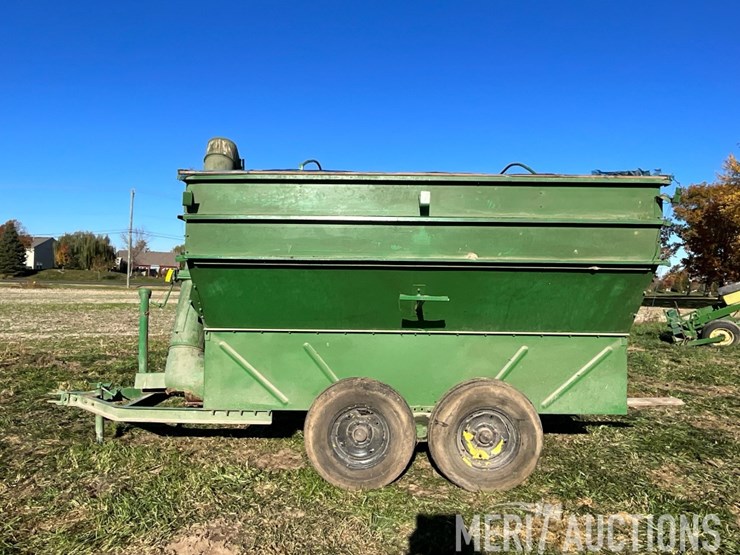 tandem-axle-2-compartment-feed-wagon-image-2