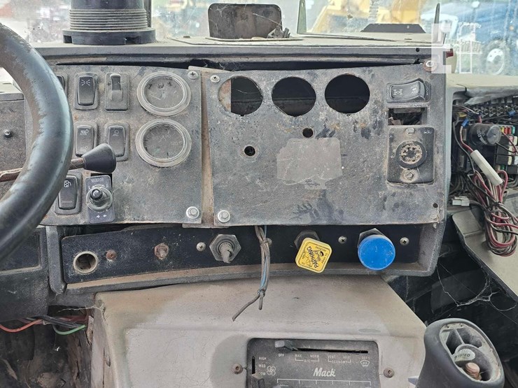 2003-mack-rd688s-image-12