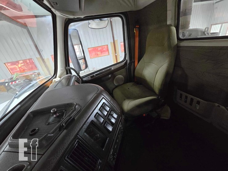 2013-volvo-vnl64t300-image-17