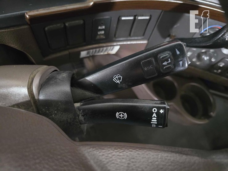 2013-volvo-vnl64t300-image-18