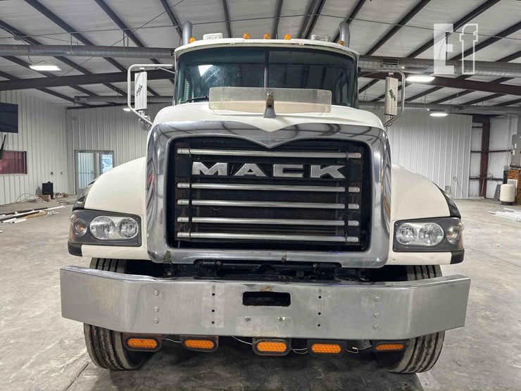 2009-mack-granite-gu713-image-12