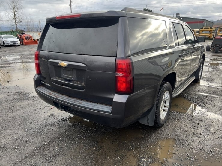 2016-chevrolet-suburban-image-4