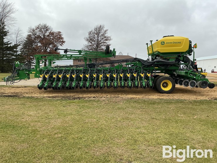 2025-john-deere-db60-image-8