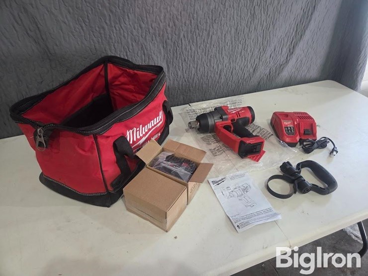 milwaukee-1"-square-ring-impact-wrench-image-3