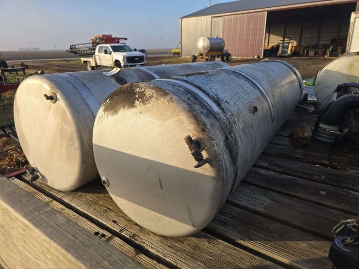2-115-gallon-western-star-side-fuel-tanks-with-brackets-and-bands-image-5