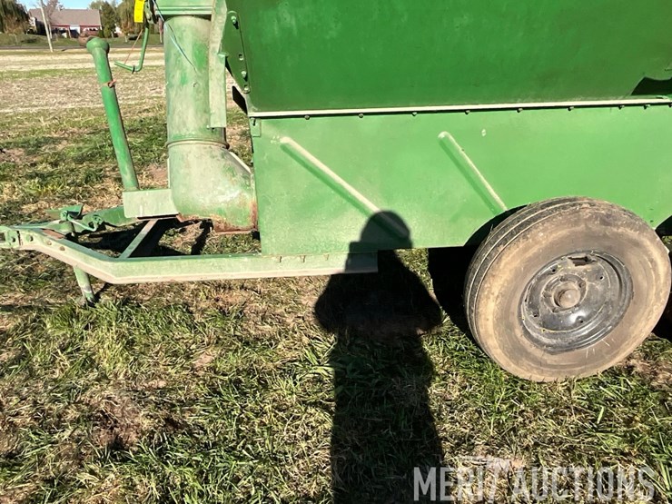 tandem-axle-2-compartment-feed-wagon-image-18