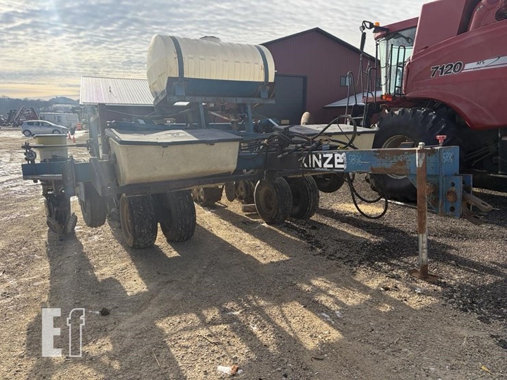 kinze-6-row-planter-5896-image-1