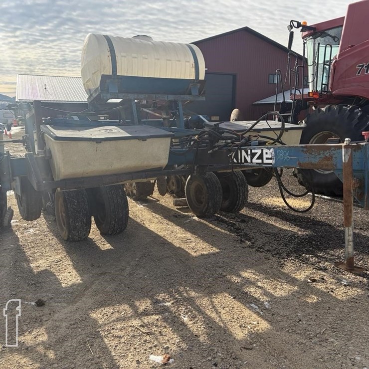 KINZE 6 ROW PLANTER 5896