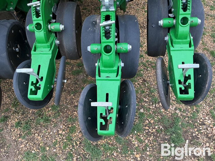 2025-john-deere-db60-image-14