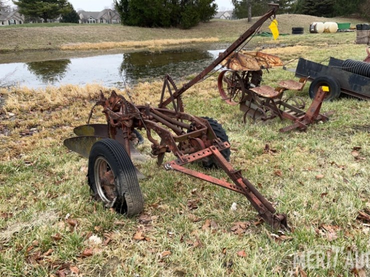 international-little-genius-2-bottom-plow-image-1