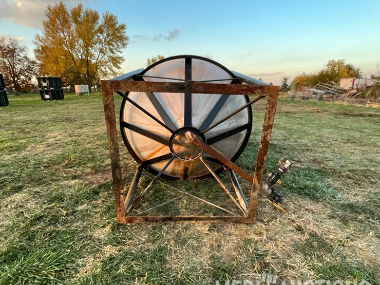 1,400-gallon-poly-tank-on-metal-stand-image-8