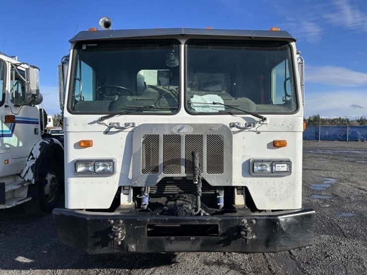 2012-peterbilt-320-image-8