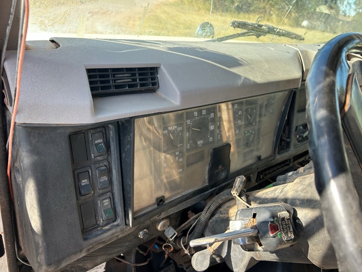 1995-international-8200-image-21