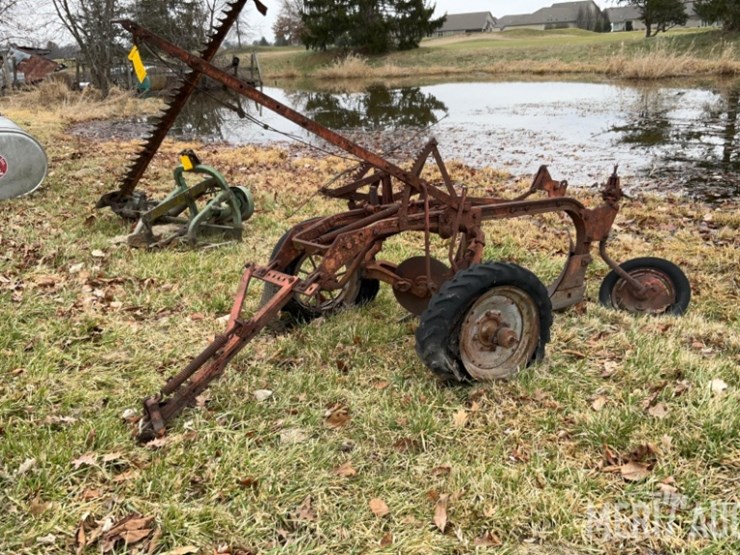 international-little-genius-2-bottom-plow-image-3