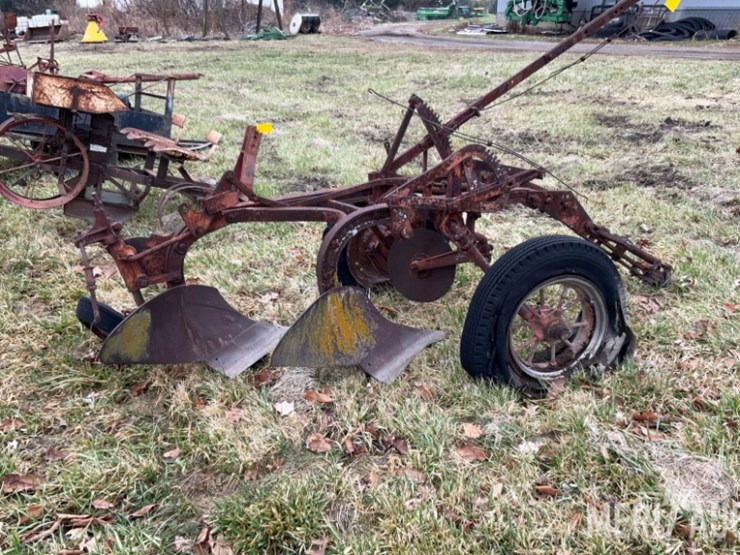 international-little-genius-2-bottom-plow-image-5