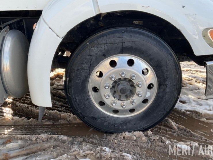 2012-peterbilt-384-image-34